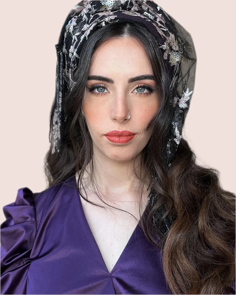כלה עם כיסוי ראש שחור מעוטר ואיפור עדין