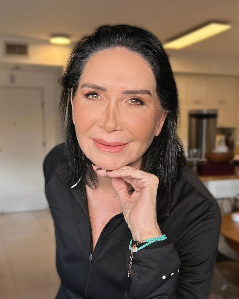 פורטרט אישה עם איפור טבעי וזוהר