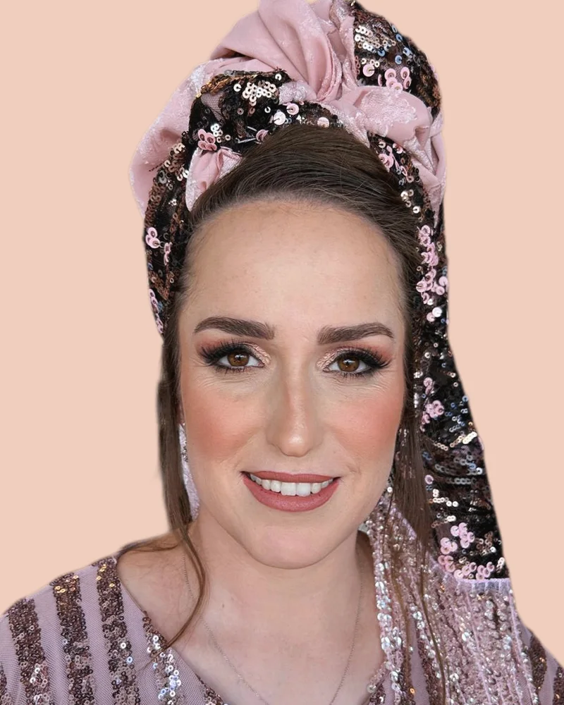 כלה עם כיסוי ראש ורוד מנצנץ ואיפור רך